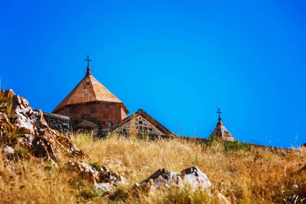 Veduta panoramica di una vecchia chiesa di Sevanavank a Sevan, Armenia — Foto Stock