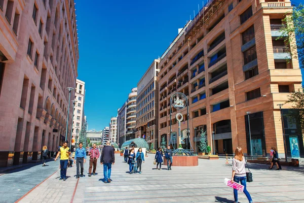 Ereván, Armenia - 26 de septiembre de 2016: La Avenida del Norte - calle peatonal comercial en el centro de la ciudad de Ereván — Foto de Stock