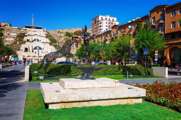 Ереван, Армения - 26 сентября 2016 года: Скульптура, лошади и раввин, расположенная в саду художественного центра "Кафесчян" — стоковое фото