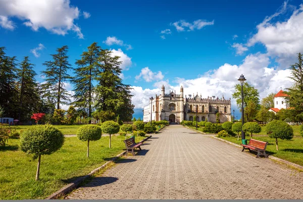 Dadiani saraylar tarihi ve mimari müze Zugdidi, Gürcistan'daki bir park içinde bulunan.
