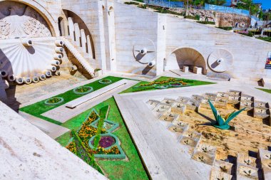 Erivan, Ermenistan - 26 Eylül, 2016: Art arda dördüncü 4 seviye duvar Fountain'dan kartal kabartmalı