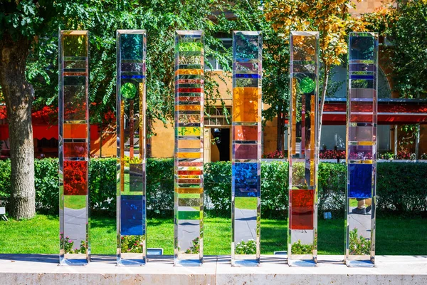 Ereván, Armenia - 26 de septiembre de 2016: La colorida escultura de vidrio ubicada en el jardín del Cafesjian Art Center — Foto de Stock