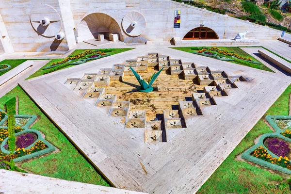 Erivan, Ermenistan - 26 Eylül, 2016: Art arda dördüncü 4 seviye duvar Fountain'dan kartal kabartmalı