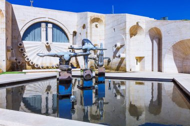 Erivan, Ermenistan - 26 Eylül, 2016: Cascade beşinci 5 seviye duvar Fountain'dan kartal kabartmalı