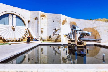 Erivan, Ermenistan - 26 Eylül, 2016: Cascade beşinci 5 seviye duvar Fountain'dan kartal kabartmalı