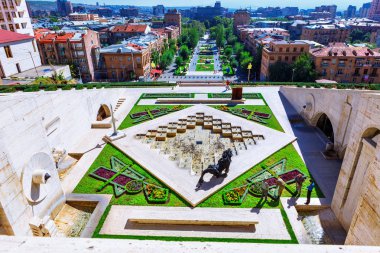 Erivan, Ermenistan - 26 Eylül, 2016: Art arda üçüncü 3 düzeyde duvar Fountain'dan kartal kabartmalı