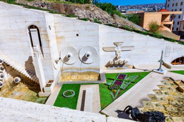 Erivan, Ermenistan - 26 Eylül, 2016: Art arda üçüncü 3 düzeyde duvar Fountain'dan kartal kabartmalı