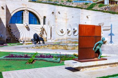 Erivan, Ermenistan - 26 Eylül, 2016: Art arda üçüncü 3 düzeyde duvar Fountain'dan kartal kabartmalı