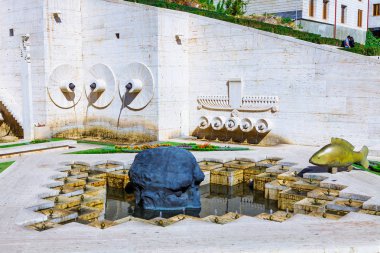 Erivan, Ermenistan - 26 Eylül, 2016: Art arda ikinci 2 düzey duvar Fountain'dan kartal kabartmalı