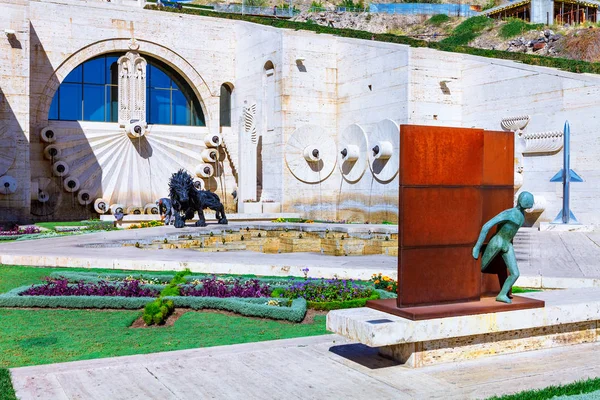 Erivan, Ermenistan - 26 Eylül, 2016: Art arda üçüncü 3 düzeyde duvar Fountain'dan kartal kabartmalı