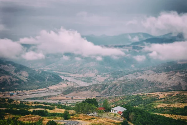 Bulutlar ve bir nehir Girdımançay: Lahij yolu Lahic Köyü, Azerbaycan taraftan Babadağ dağlarının görünümü