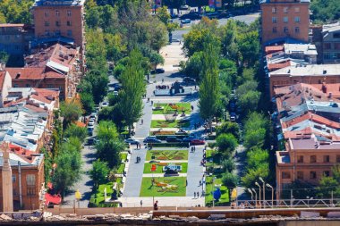 Erivan, Ermenistan - 26 Eylül, 2016: Erivan'ın üzerinden Cascade güneşli bir günde karmaşık bir görünüm