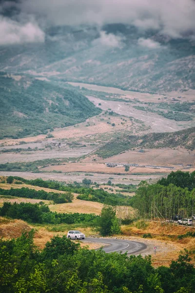 View of mountains Babadag in the clouds and a river Girdimanchay Lahij yolu from the side in Lahic village, Azerbaijan — Stock Photo, Image