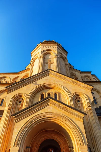 Tbilisi, Grúzia - 2016. október 8.: Tbiliszi Sameba katedrális Szentháromság legnagyobb ortodox templom Georgia és a Kaukázus — Stock Fotó