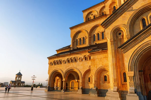 Tbilisi, Grúzia - 2016. október 8.: Tbiliszi Sameba katedrális Szentháromság legnagyobb ortodox templom Georgia és a Kaukázus — Stock Fotó