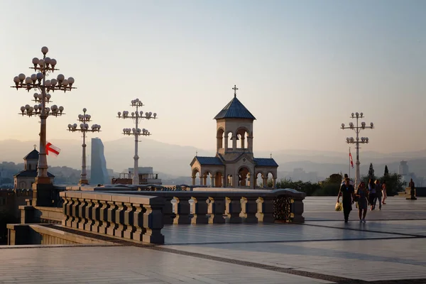 Tiflis, Georgia - 8 de octubre de 2016: campanario independiente y cruz de la catedral de Tiflis Sameba La mayor catedral ortodoxa de la Santísima Trinidad en el Cáucaso — Foto de Stock