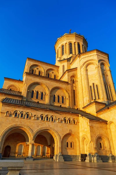 Tbilisi, Grúzia - 2016. október 8.: Tbiliszi Sameba katedrális Szentháromság legnagyobb ortodox templom Georgia és a Kaukázus — Stock Fotó