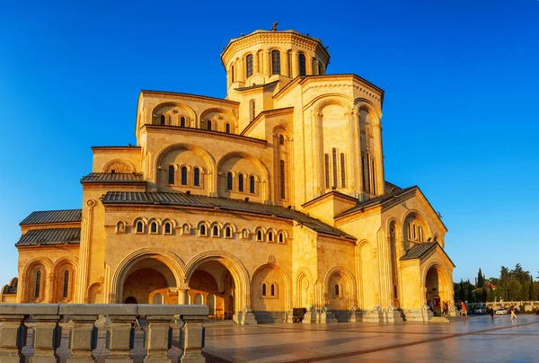 Tiflis, Georgia - 8 de octubre de 2016: Catedral de Tiflis Sameba Santísima Trinidad Catedral ortodoxa más grande de Georgia y el Cáucaso — Foto de Stock