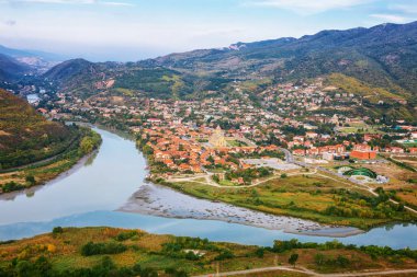 Mtsheta, Gürcistan, tarihi kent üstten görünüm nehirler izdiham yatıyor Mtkvari ve Aragvi