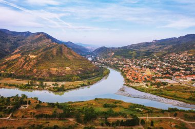 Mtsheta, Gürcistan, tarihi kent üstten görünüm nehirler izdiham yatıyor Mtkvari ve Aragvi