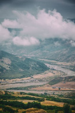 Bulutlar ve bir nehir Girdımançay: Lahij yolu Lahic Köyü, Azerbaycan taraftan Babadağ dağlarının görünümü