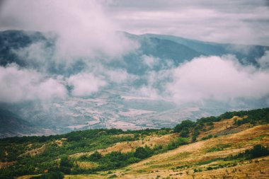 Bulutlar ve bir nehir Girdımançay: Lahij yolu Lahic Köyü, Azerbaycan taraftan Babadağ dağlarının görünümü