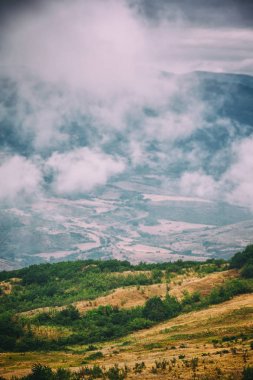 Bulutlar ve bir nehir Girdımançay: Lahij yolu Lahic Köyü, Azerbaycan taraftan Babadağ dağlarının görünümü