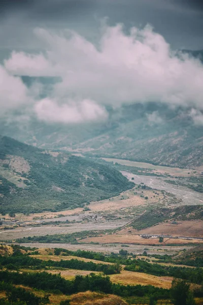 Bulutlar ve bir nehir Girdımançay: Lahij yolu Lahic Köyü, Azerbaycan taraftan Babadağ dağlarının görünümü