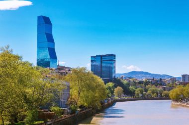 Tiflis, Gürcistan - 19 Nisan, 2017: Panorama görünüm Tbilisi ve Kura Nehri'nin. Modern Simgesel Yapı - Biltmore Hotel Tiflis.