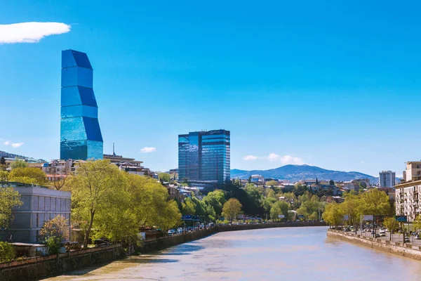 Tbilisi, Grúzia - 2017. április 19.: panoráma Tbiliszi és a Kura folyó. Modern landmark - Biltmore Hotel Tbilisi. — Stock Fotó