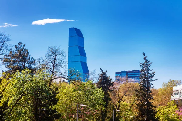 Tiflis, Georgia - 19 de abril de 2017: Vista panorámica de Tiflis. Monumento moderno - Biltmore Hotel Tbilisi . — Foto de Stock