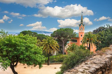 Barcelona, İspanya - 19 Nisan 2016: Barcelona, İspanya ünlü Park Guell. Gaudi Evi Müzesi.