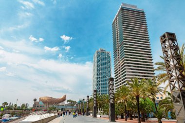 Barcelona, İspanya - 22 Nisan, 2016: Barceloneta mahalle çevresinde gökdelenler
