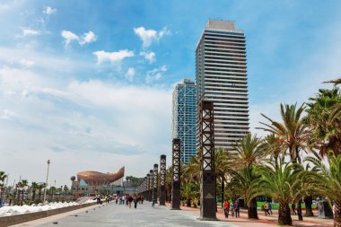 Barcelona, İspanya - 22 Nisan, 2016: Barceloneta mahalle çevresinde gökdelenler