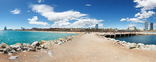 Barcelona, İspanya - 17 Nisan 2016: Panorama ünlü Barceloneta kum Beach