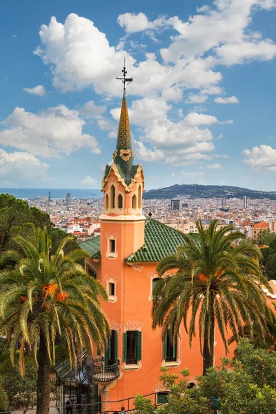 Barcelona, Spanien - den 19 April 2016: Berömda Park Güell i Barcelona, Spanien. Gaudi huset Museum. — Stockfoto