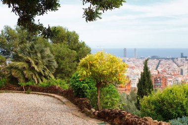 Panoramik manzaralı Barcelona ve yürüyüş yolundan Park Guell bir yaz günü, İspanya