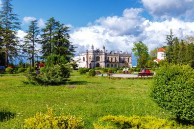 Zugdidi, Gürcistan - 24 Nisan, 2017: Zugdidi, Gürcistan'daki bir park içinde bulunan Dadiani saraylar tarihi ve Mimarlık Müzesi.
