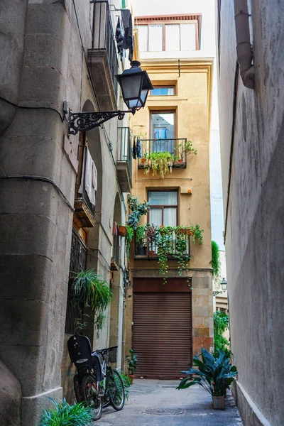 Barcelona, España - 19 de abril de 2016: Edificios medievales en el barrio gótico del Born — Foto de Stock
