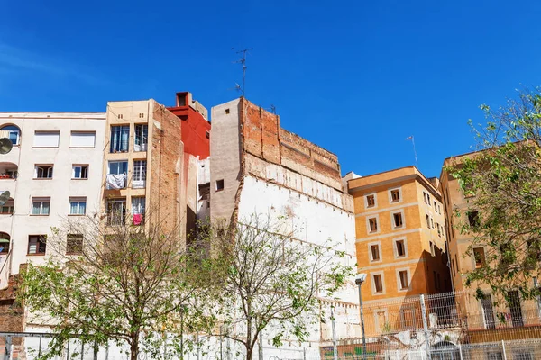 Barcelona, España - 19 de abril de 2016: Edificios medievales y modernos en el Born gótico — Foto de Stock