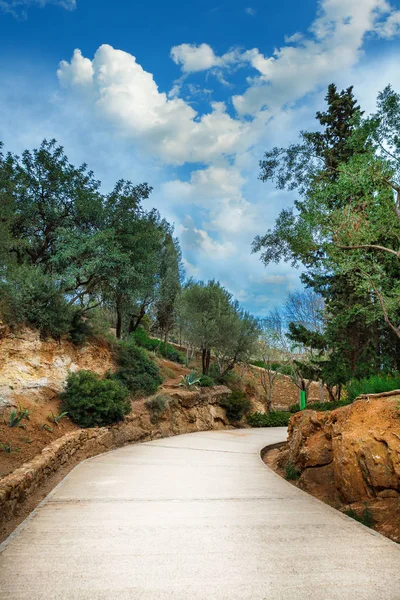 Park Guell sokak yolunu bir yaz günü İspanya'da yürümek.