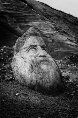 Taş kafa Kazbegi askeri yol boyunca Gürcistan'daki Sno Vadisi'nde yüz