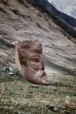 Taş kafa Kazbegi askeri yol boyunca Gürcistan'daki Sno Vadisi'nde yüz