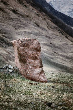Taş kafa Kazbegi askeri yol boyunca Gürcistan'daki Sno Vadisi'nde yüz