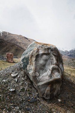 Taş kafa Kazbegi askeri yol boyunca Gürcistan'daki Sno Vadisi'nde yüz