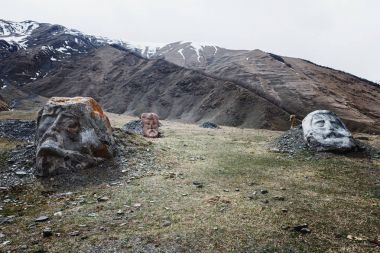 Taş kafa Kazbegi askeri yol boyunca Gürcistan'daki Sno Vadisi'nde yüz