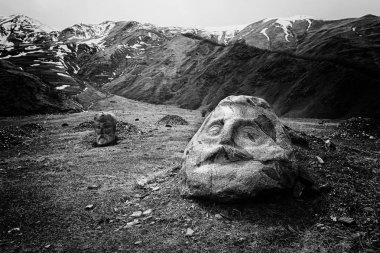 Taş kafa Kazbegi askeri yol boyunca Gürcistan'daki Sno Vadisi'nde yüz