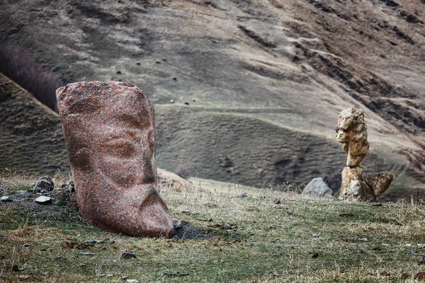 Taş kafa Kazbegi askeri yol boyunca Gürcistan'daki Sno Vadisi'nde yüz