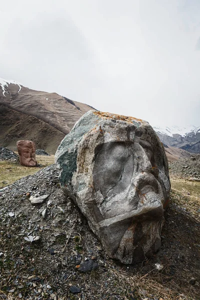 Taş kafa Kazbegi askeri yol boyunca Gürcistan'daki Sno Vadisi'nde yüz