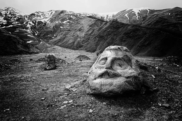 Taş kafa Kazbegi askeri yol boyunca Gürcistan'daki Sno Vadisi'nde yüz